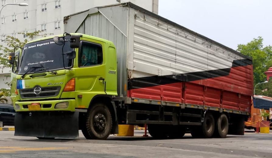 Truk tronton bak terbuka