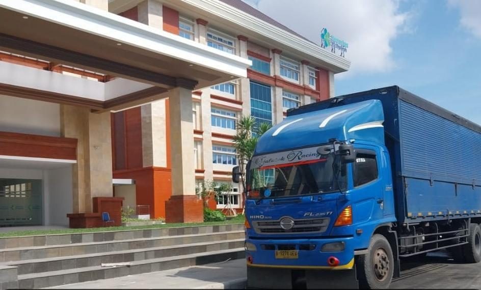 Wingbox di depan gedung klien