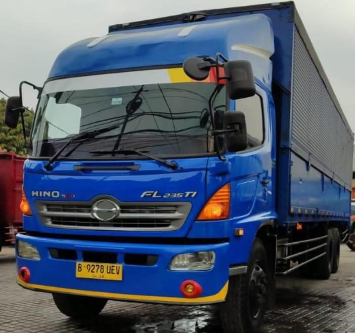 Truk wingbox Hino biru